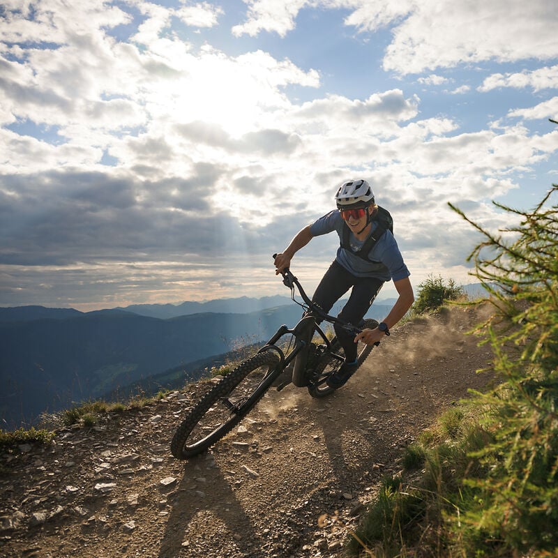 Cube cykel på bjergside