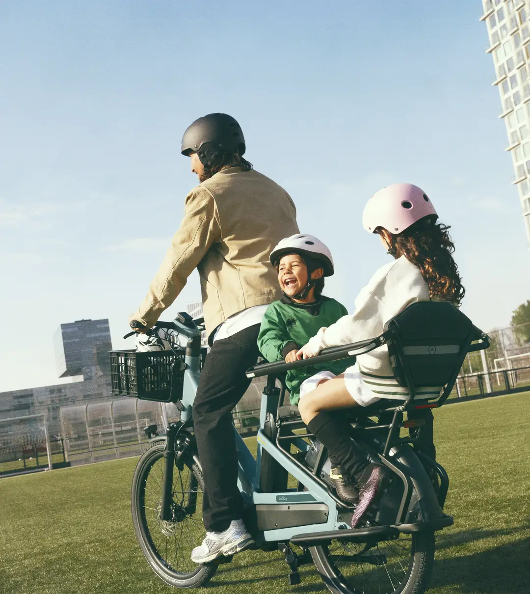 Familie sidder på en Gazelle tandem cykel