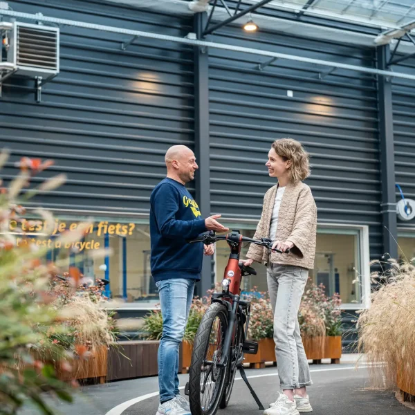 Gazelle medarbejder taler med kunde